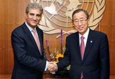 Ngoại trưởng Pakistan Shah Mahmood Qureshi (bên trái) và Tổng thư ký Liên Hợp Quốc Ban Ki-moon. 
